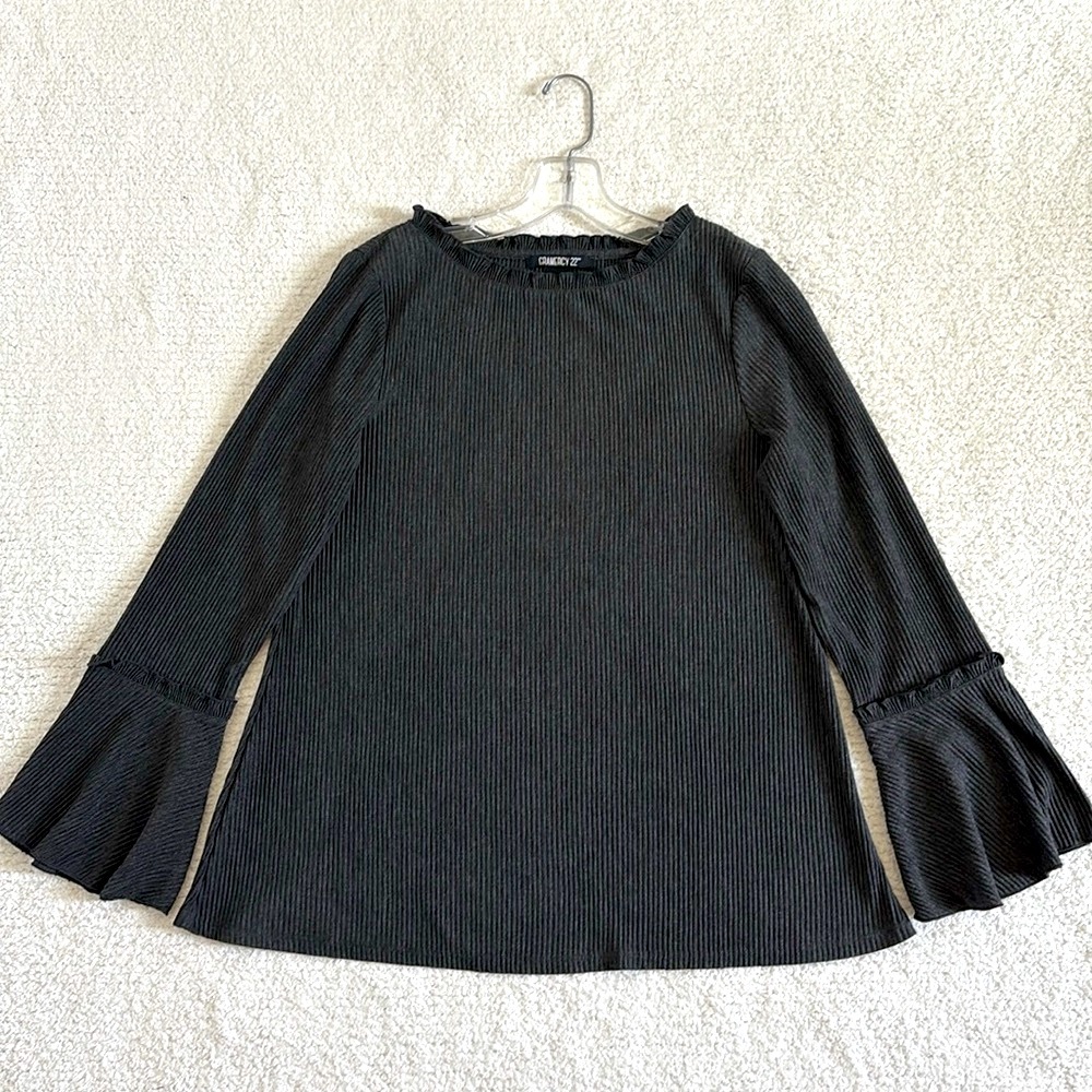 NWOT Gramercy 22 Gray Ribbed Women's Top with Ruffled neckline and bell sleeves